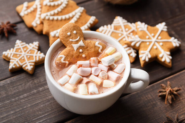 Пряничный человек в горячей шоколадной чашке с зефиром, рождественское настроение
