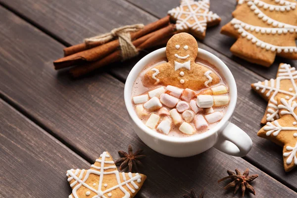 Zoete gingerman in kop warme chocolademelk met marshmallows — Stockfoto