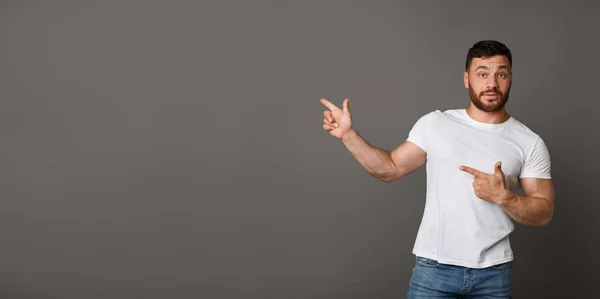 잘생긴 남자 흰색 t-셔츠 멀리 가리키는에서 수염 — 스톡 사진