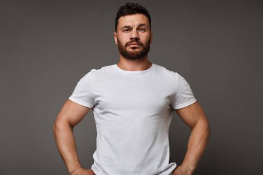 Stüdyo arka plan beyaz boş t-shirt ciddi adam