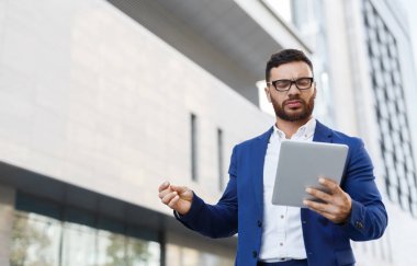 İşadamı dışında tablet planları toplantı üzerinde gidiş