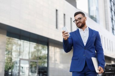 Neşeli işadamı cep telefonunda mesaj okuma