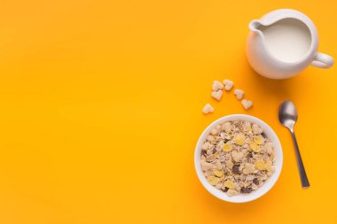 Kahvaltı arka plan - süt, müsli, kaşık üstten görünüm