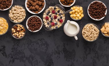 Gri beton zemin üzerine lezzetli breakfast