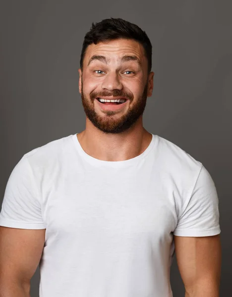 Homme souriant en t-shirt blanc portrait studio — Photo
