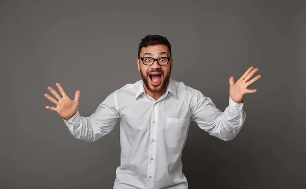 Joven hombre excitado en gafas y gritos felices —  Fotos de Stock