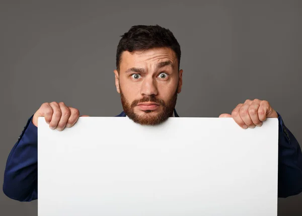 Enttäuschter Geschäftsmann zeigt leeres weißes Papier — Stockfoto