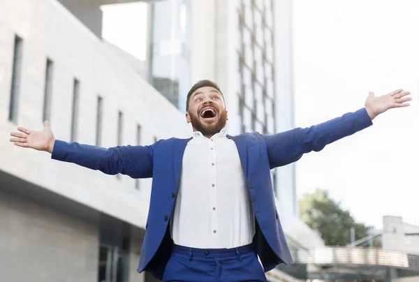 Erfolgreicher glücklicher Geschäftsmann, der im Büro schreit — Stockfoto