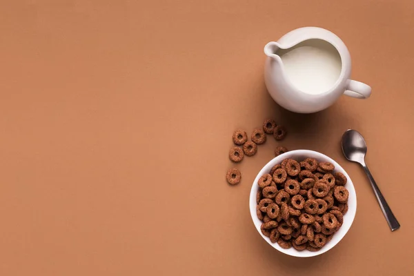 Fondo del desayuno leche, cereales de maíz, cuchara vista superior —  Fotos de Stock