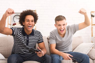 Online video oyunları oynamak ve kutlama iki oyun başarı takım