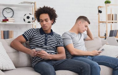 Arkadaş manifatura akıllı, birbirleri ile konuşma