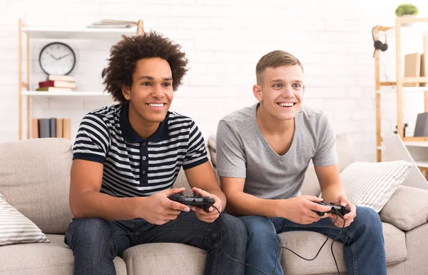 Diversos adolescentes jugando consola de juegos en casa — Foto de Stock