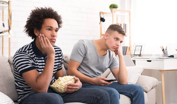 Aburrido adolescentes viendo aburrido película con palomitas de maíz — Foto de Stock