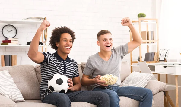 Feliz adolescente aficionados al fútbol viendo el fútbol en la televisión — Foto de Stock