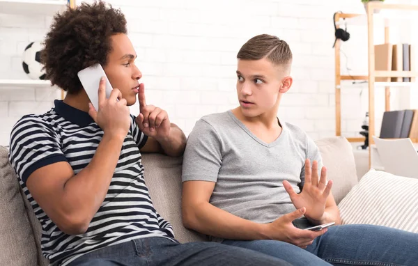 Tipo pidiendo silencio mientras habla por teléfono — Foto de Stock