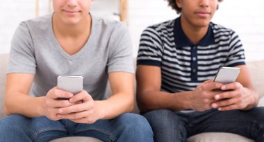 Arkadaşlar akıllı telefonlar, kullanarak birbirleri ile konuşma