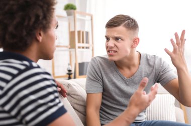 Evde oturma odasında savunarak iki kızgın arkadaş