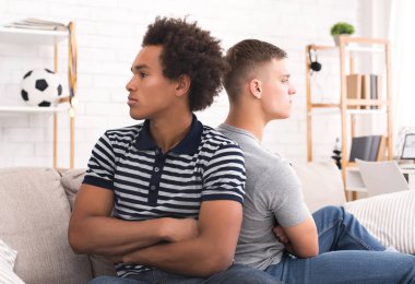 Geri birbirine oturan iki kızgın ev arkadaşı