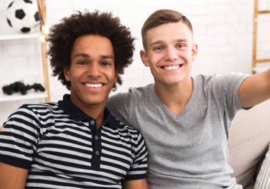 Selfie cep telefonu yapmak mutlu çeşitli arkadaşlarım