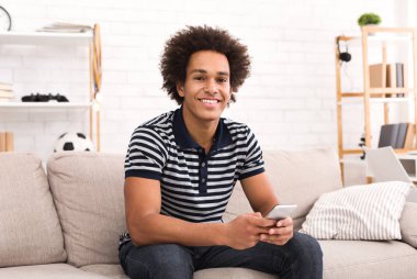 Mutlu gülümseyen genç modern smartphone aygıt kullanma