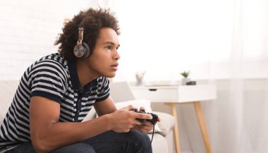 Joystick ile video oyunları oynarken genç konsantre