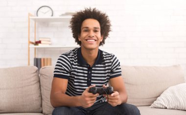 Bilgisayar oyun keyfi, joystick ile oynarken mutlu adam