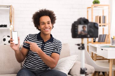 Teknoloji blogger ile evde blog için video kayıt sırasında boş perde Smartphone işaret