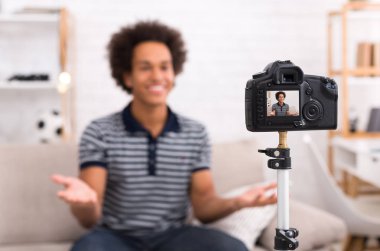 Modern kameranın ekranında mutlu video blogcusu