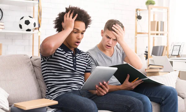 Studenti scioccati che si preparano agli esami a casa — Foto Stock