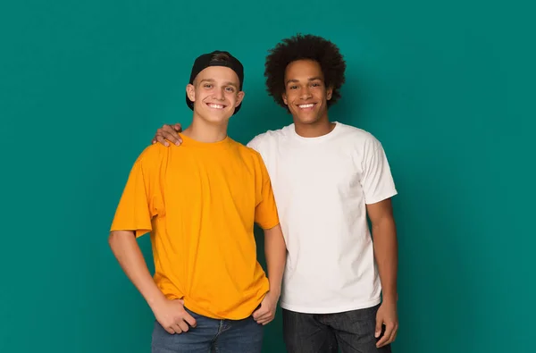 Dois melhores amigos abraçando e olhando para a câmera sobre o fundo — Fotografia de Stock