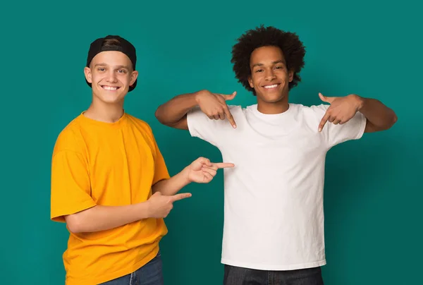 Freunde zeigen auf T-Shirt mit Kopierplatz — Stockfoto