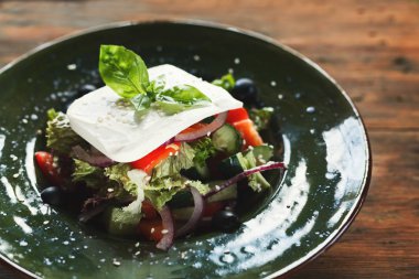 Beyaz peynir ile taze bahar sebze salatası