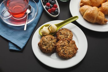 Yulaf ezmeli kurabiye ve çay ile ay çöreği