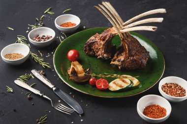 Izgara sebzeli kuzu raf