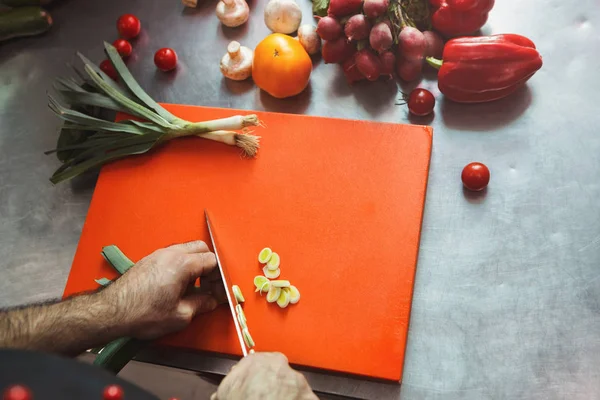 Chef corte de legumes frescos para salada — Fotografia de Stock