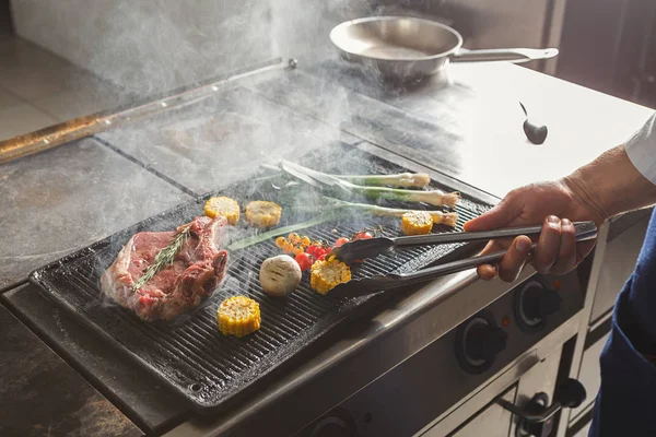 Шеф-кухар готує соковитий яловичий стейк на кухні ресторану — стокове фото