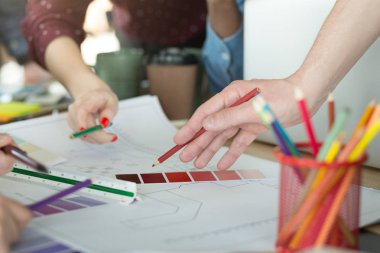 Yaratıcı tasarımcılar seçimi için renk örnekleri ile çalışma