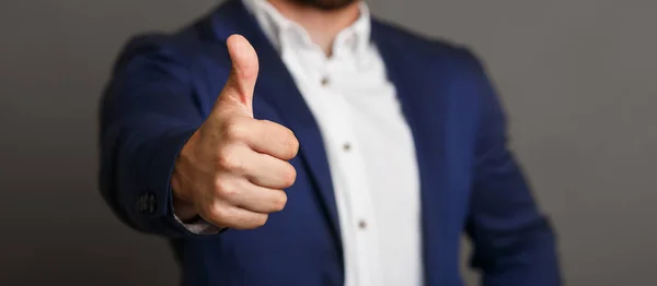 Hombre de negocios irreconocible mostrando el pulgar hacia arriba panorama gesto — Foto de Stock