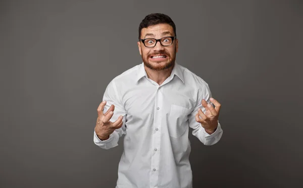 Enojado furioso empresario loco en gafas en el estudio —  Fotos de Stock