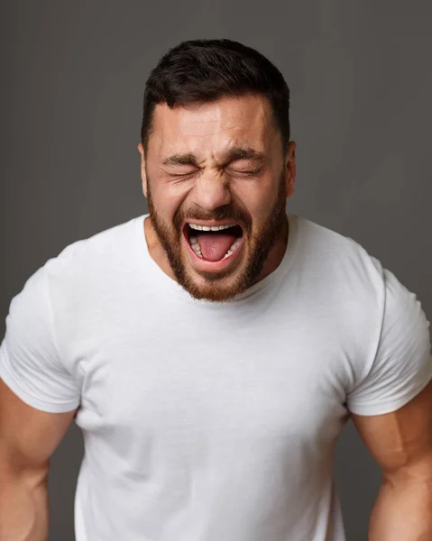 Retrato del hombre gritando sobre fondo gris — Foto de Stock