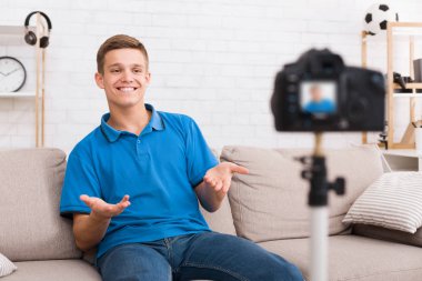 Teen blogger video kayıt sırasında onun izleyiciler tebrik