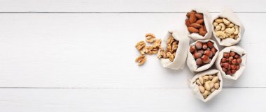 Ahşap zemin üzerine çuval bezi çanta içinde fındık karışımı