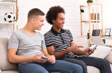 Afrikalı-Amerikalı adam arkadaş üstünde hareket eden telefon için video gösteren