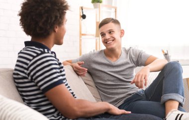 Evde kanepede konuşmak mutlu genç oda arkadaşı