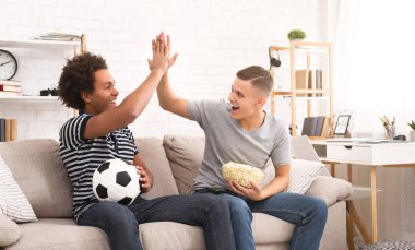 Genç hayranları skor futbol takımının kutlama