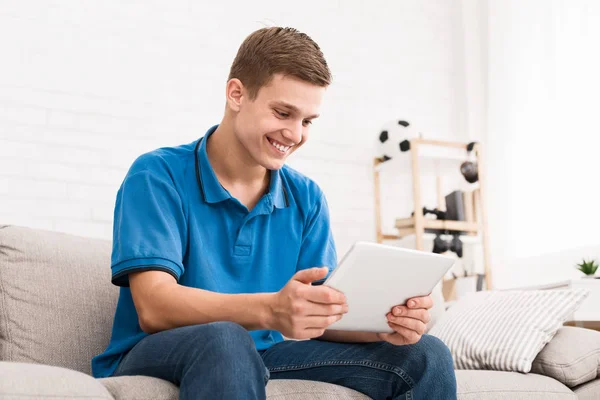 Escribiendo nuevo post de blog. Adolescente usando tableta en casa — Foto de Stock