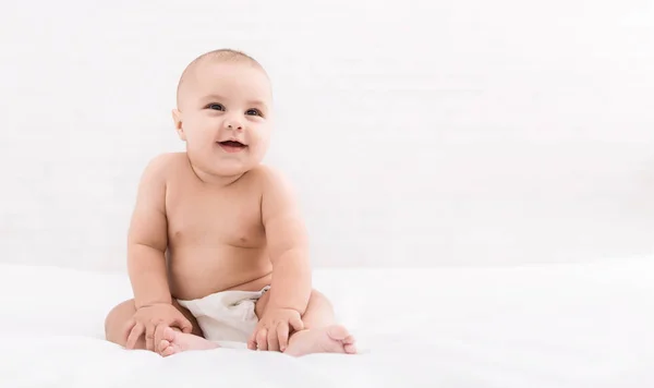 Bebê bonito sentado no fundo branco, espaço de cópia — Fotografia de Stock