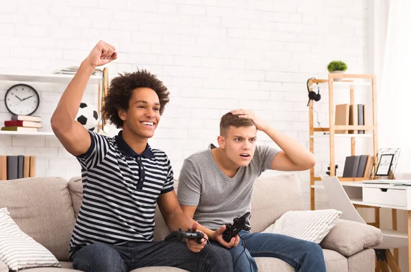 Ganador y perdedor. Dos jugadores adolescentes jugando en la consola — Foto de Stock