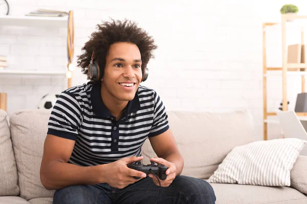 Adolescente afroamericano jugando videojuegos en casa — Foto de Stock