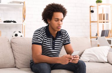 İnternet'te sörf smartphone, kullanarak genç Afro-Amerikan öğrenci